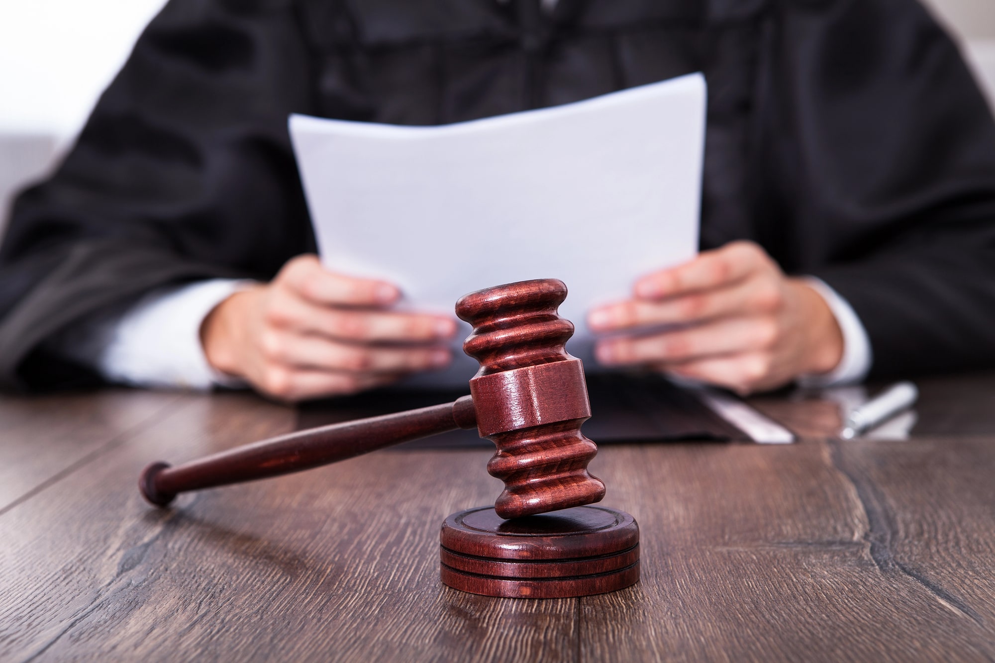 Alexandria assault lawyer meeting client